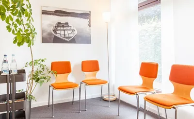 Wartebereich mit orangefarbenen Stühlen